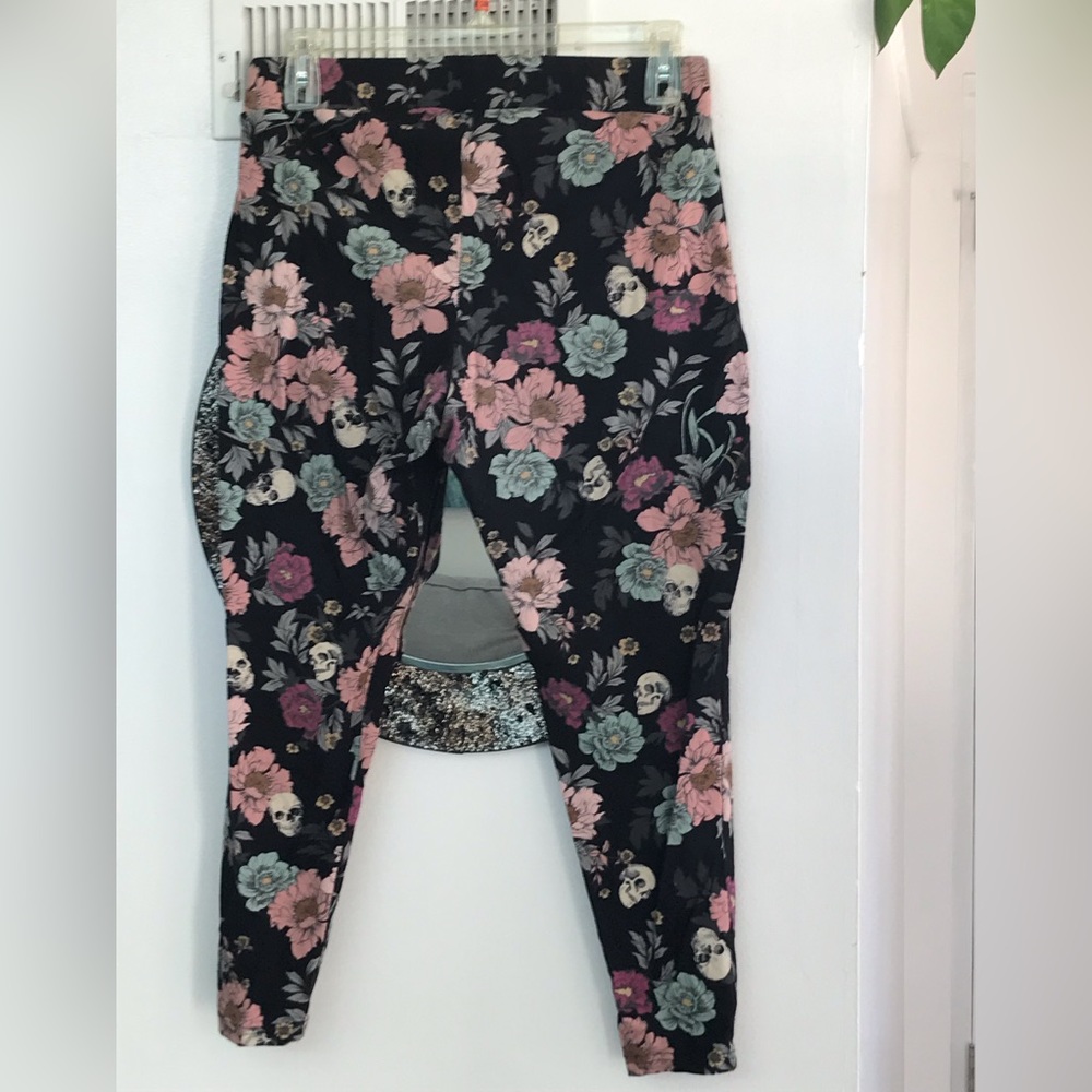 Torrid 2X Pull on Black Skull and Flowers Soft Pants